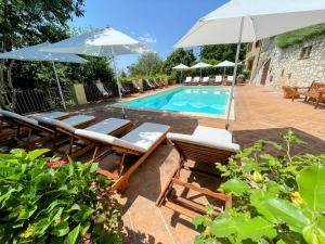Bazén v ubytování Torretta sleeps 5 with pool and exclusive gardens plus private verandah nebo v jeho okolí