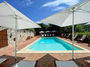 Bazén v ubytování Torretta sleeps 5 with pool and exclusive gardens plus private verandah nebo v jeho okolí
