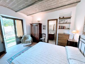 Postel nebo postele na pokoji v ubytování Torretta sleeps 5 with pool and exclusive gardens plus private verandah