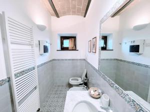 Koupelna v ubytování Torretta sleeps 5 with pool and exclusive gardens plus private verandah