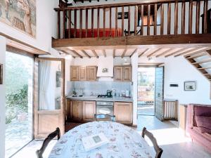 Postel nebo postele na pokoji v ubytování Torretta sleeps 5 with pool and exclusive gardens plus private verandah