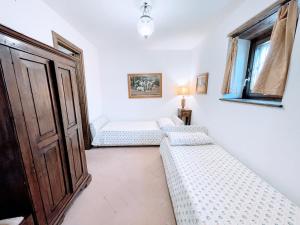 Postel nebo postele na pokoji v ubytování Torretta sleeps 5 with pool and exclusive gardens plus private verandah