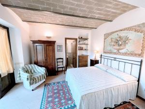 Postel nebo postele na pokoji v ubytování Torretta sleeps 5 with pool and exclusive gardens plus private verandah