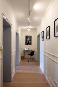 TV tai viihdekeskus majoituspaikassa Renoviertes Design Apartment mit Toller Terasse