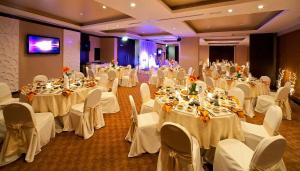 Icon Delux Hotel Apartments Al Barsha - Formerly Abidos的电视和/或娱乐中心