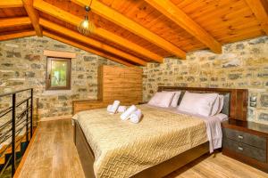 een slaapkamer met een bed met handdoeken erop bij Cloud 9 with Garden near the Sea in Agia Pelagia