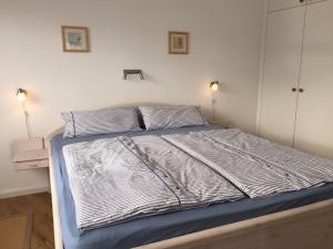 ein Bett in einem Schlafzimmer mit zwei Kissen darauf in der Unterkunft Ferienwohnung Seemöwe in Schleswig