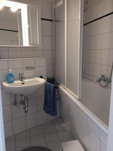 a bathroom with a sink and a shower and a toilet at Ferienwohnung-Seemoewe in Schleswig