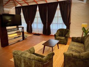 TV a/nebo společenská místnost v ubytování Boho's Hotel