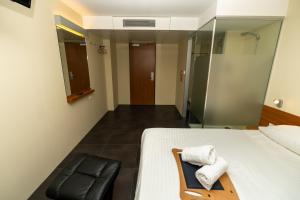 Postel nebo postele na pokoji v ubytování Hotel Düsseldorfer Hof