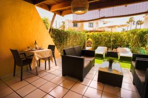 een buitenterras met een tafel en stoelen bij Maspalomas Suite by "The Stay Las Palmas" in Maspalomas