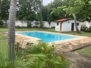 Piscina de la sau aproape de Ndovu Cottage - Nyali