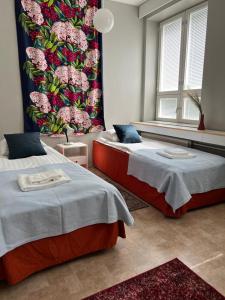 Zimmer mit 2 Betten und einem Fenster in der Unterkunft Tapanilan Huoneistot in Lahti
