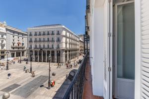 Blick auf eine Stadtstraße von einem Gebäude in der Unterkunft BNBHolder Apartamentos en Sol Confort 9 in Madrid