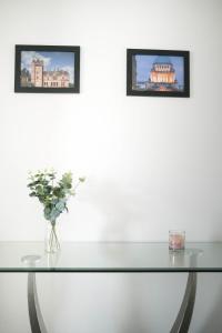 un tavolo di vetro con un vaso di fiori sopra di Eia Street Apartments Belfast a Belfast