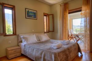 een slaapkamer met een bed met twee handdoeken erop bij rk villa in Tripodhískos