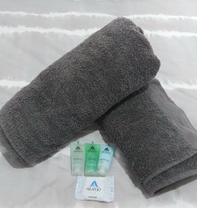 a pair of grey gloves and a bottle of toothpaste at Maruve Guesthouse 12 min from Melb airport in Melbourne