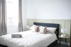En eller flere senge i et værelse på Eia Street Apartments Belfast