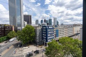 - une vue sur une ville avec de grands bâtiments et une rue dans l'établissement Hotel Düsseldorfer Hof, à Francfort-sur-le-Main