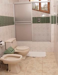 ein Bad mit einem WC, einer Dusche und einem Waschbecken in der Unterkunft Posada Las Tres Marias in Urubamba