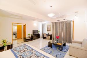 een woonkamer met een bed en een bank bij Ahuja Residency Cyber City I in Gurgaon