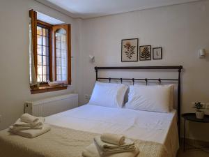 A bed or beds in a room at Sunlight Stonehouse