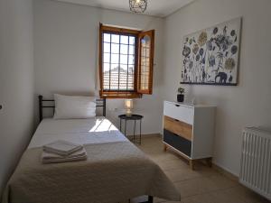 A bed or beds in a room at Sunlight Stonehouse