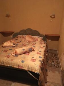 En eller flere senge i et værelse på Complex Korop