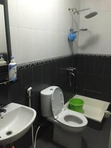 bagno con servizi igienici e lavandino di Rumah di sewa di sentul city a Karangtengah