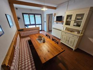 una vista aérea de una sala de estar con una mesa de madera en Happygreen, en Mirano