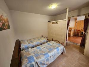 een kleine slaapkamer met een bed en een kast bij Happygreen in Mirano
