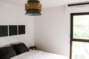マルセイユにあるCharment appartement à Marseille - Prado A/Cのベッドルーム(ベッド1台、窓付)