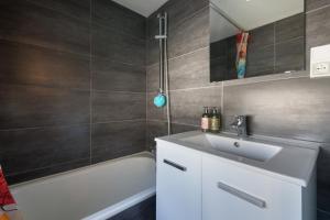 Koupelna v ubytování Résidence Grand Roc - Campanules 311 - Happy Rentals + 21 fotografií