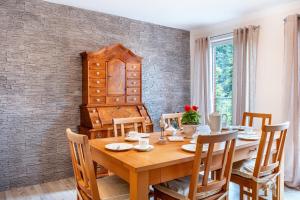 a dining room with a wooden table and chairs at Watt'n Leben in Spieka Altendeich