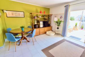 a living room with a table and chairs and a television at Prime location: 3 Bedroom/3 Bath+Terrace in St. Julianʼs