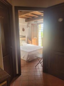 a bedroom with a bed and a chair in a room at La Maggiorana in Tagliacozzo