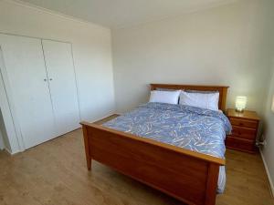 a bedroom with a large bed and a dresser and a bed sidx sidx sidx at Central Apartment near Dandenong Hospital & Market in Dandenong
