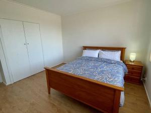 Кровать или кровати в номере Central Apartment near Dandenong Hospital & Market