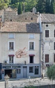 a building with a seafood painted on the side of it at Appartement centre Apt Bèlavista luberon in Apt