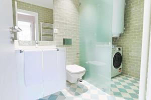 uma casa de banho com um WC e uma máquina de lavar roupa em Downtown Charming Apartments Apartamento Ponte em Chaves