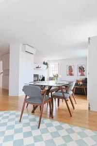 uma sala de estar com uma mesa de jantar e cadeiras em Downtown Charming Apartments Apartamento Ponte em Chaves
