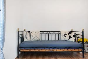 ein schwarzes Metallbett mit blauer Bettwäsche und Kissen in der Unterkunft Ferienwohnung Auszeit in Salem