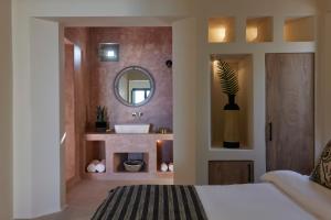Un pat sau paturi într-o cameră la Aeon Suites - Adults Only