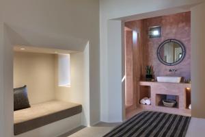 Un pat sau paturi într-o cameră la Aeon Suites - Adults Only