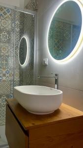 福薩切西亞的住宿－All'altezza del mare，一间带白色浴缸和圆形窗户的浴室