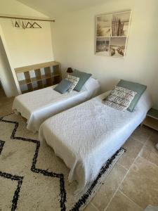 two beds sitting next to each other in a room at Appartement centre Apt Bèlavista luberon in Apt