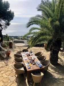 ベグールにあるMediterranean Dreamの木製テーブル(椅子付)とテーブルアスタリング