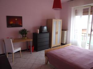 Dormitorio con cama, escritorio y TV en Cà dell'Angelo, en Canegrate