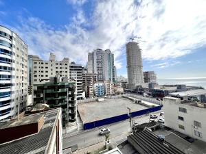 uitzicht op een stad met hoge gebouwen bij Jurere in Meia Praia
