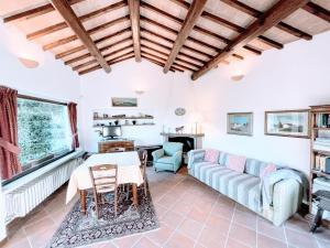ein Wohnzimmer mit einem Sofa und einem Tisch in der Unterkunft Spoleto Splash Casetta - a dream cottageslps 45 Wifidishwasher in Strettura